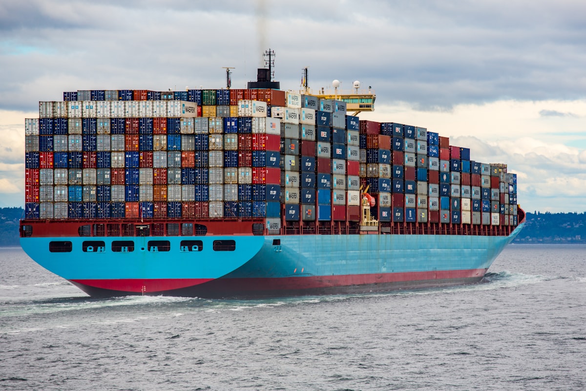 Docker vs Podman Linux container runtime comparison 2026